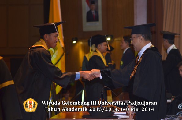 wisuda-unpad-gel-iii-ta-2013_2014-fakultas-ekonomi-bisnis-oleh-rektor-ilalang-foto-205