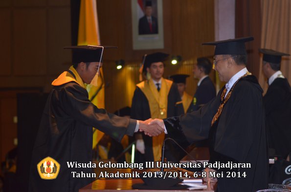 wisuda-unpad-gel-iii-ta-2013_2014-fakultas-ekonomi-bisnis-oleh-rektor-ilalang-foto-207