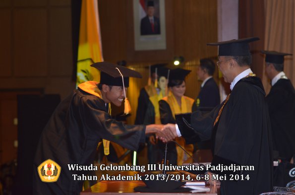 wisuda-unpad-gel-iii-ta-2013_2014-fakultas-ekonomi-bisnis-oleh-rektor-ilalang-foto-210