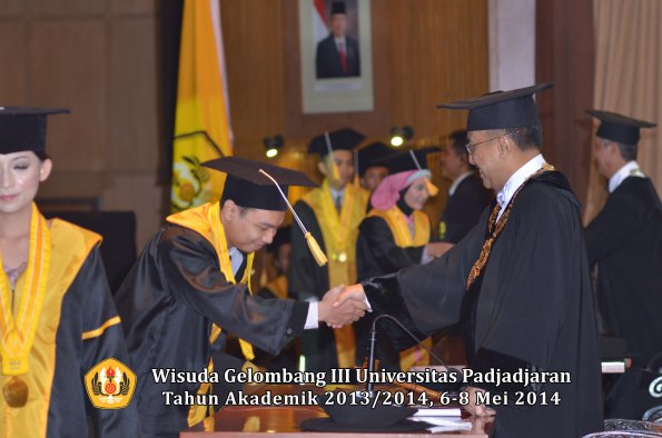 wisuda-unpad-gel-iii-ta-2013_2014-fakultas-ekonomi-bisnis-oleh-rektor-ilalang-foto-221