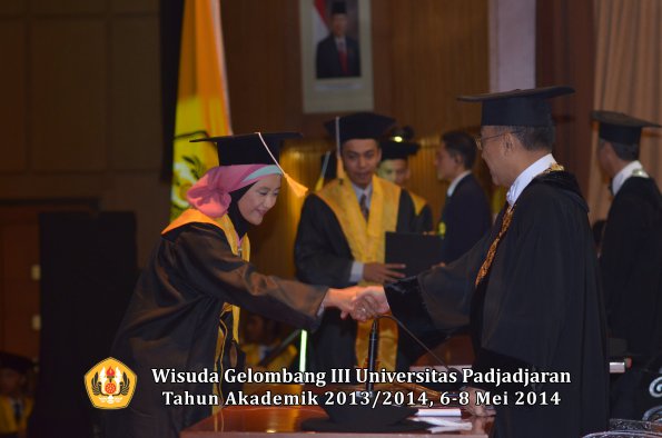 wisuda-unpad-gel-iii-ta-2013_2014-fakultas-ekonomi-bisnis-oleh-rektor-ilalang-foto-222