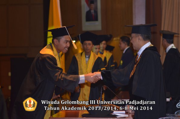 wisuda-unpad-gel-iii-ta-2013_2014-fakultas-ekonomi-bisnis-oleh-rektor-ilalang-foto-223