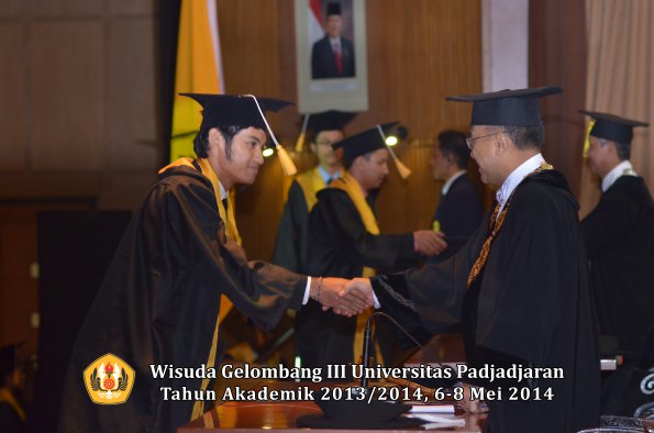 wisuda-unpad-gel-iii-ta-2013_2014-fakultas-ekonomi-bisnis-oleh-rektor-ilalang-foto-228