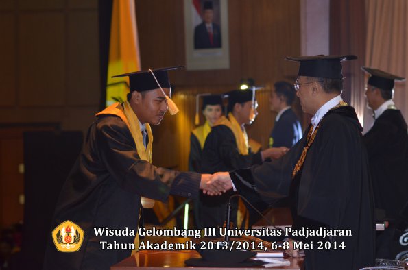 wisuda-unpad-gel-iii-ta-2013_2014-fakultas-ekonomi-bisnis-oleh-rektor-ilalang-foto-233