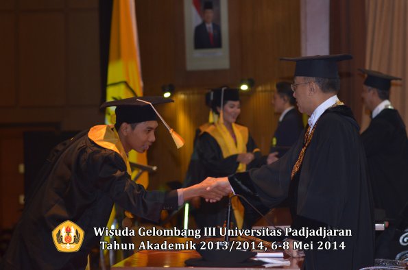 wisuda-unpad-gel-iii-ta-2013_2014-fakultas-ekonomi-bisnis-oleh-rektor-ilalang-foto-234