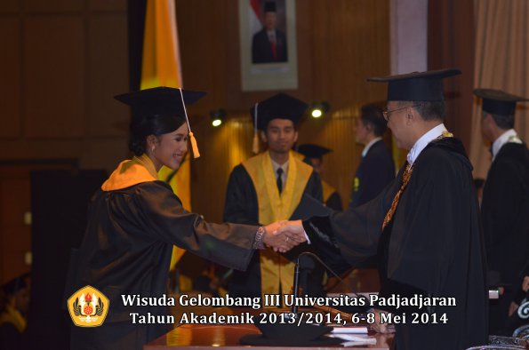 wisuda-unpad-gel-iii-ta-2013_2014-fakultas-ekonomi-bisnis-oleh-rektor-ilalang-foto-236