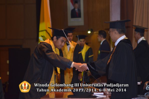 wisuda-unpad-gel-iii-ta-2013_2014-fakultas-ekonomi-bisnis-oleh-rektor-ilalang-foto-237