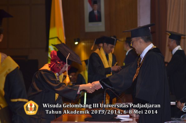 wisuda-unpad-gel-iii-ta-2013_2014-fakultas-ekonomi-bisnis-oleh-rektor-ilalang-foto-241