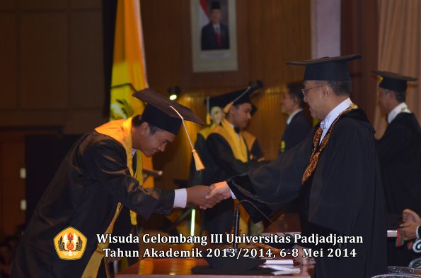 wisuda-unpad-gel-iii-ta-2013_2014-fakultas-ekonomi-bisnis-oleh-rektor-ilalang-foto-244