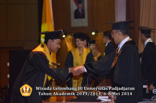 wisuda-unpad-gel-iii-ta-2013_2014-fakultas-ekonomi-bisnis-oleh-rektor-ilalang-foto-245