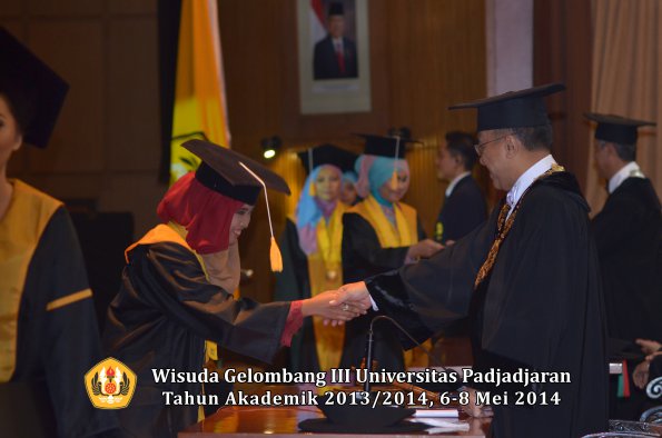 wisuda-unpad-gel-iii-ta-2013_2014-fakultas-ekonomi-bisnis-oleh-rektor-ilalang-foto-248