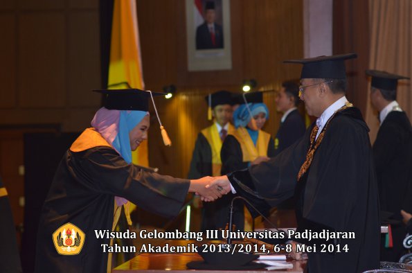 wisuda-unpad-gel-iii-ta-2013_2014-fakultas-ekonomi-bisnis-oleh-rektor-ilalang-foto-250