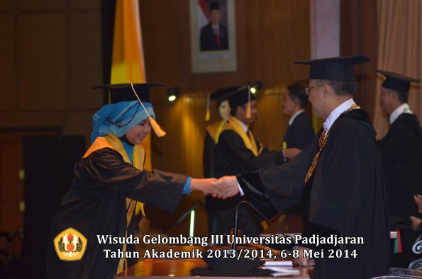 wisuda-unpad-gel-iii-ta-2013_2014-fakultas-ekonomi-bisnis-oleh-rektor-ilalang-foto-251