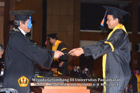 wisuda-unpad-gel-iii-ta-2013_2014-fakultas-teknik-geologi-oleh-dekan-ilalang-foto-042