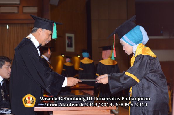 wisuda-unpad-gel-iii-ta-2013_2014-fakultas-tip-oleh-dekan-ilalang-foto-034