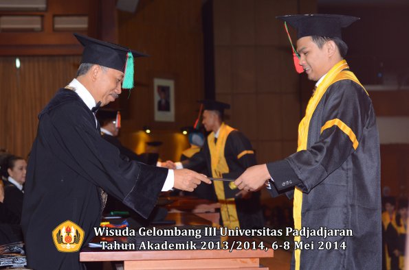 wisuda-unpad-gel-iii-ta-2013_2014-fakultas-tip-oleh-dekan-ilalang-foto-036