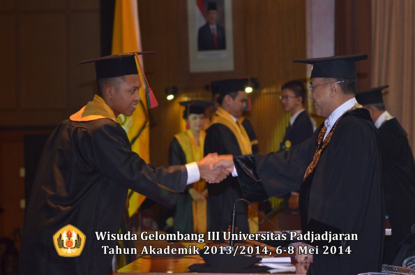 wisuda-unpad-gel-iii-ta-2013_2014-fakultas-tip-oleh-rektor-ilalang-foto-035