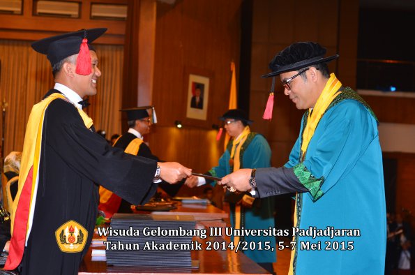 Wisuda Unpad Gel III TA 2014_2015  Fakultas Hukum oleh Dekan-002