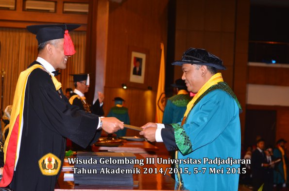 Wisuda Unpad Gel III TA 2014_2015  Fakultas Hukum oleh Dekan-006