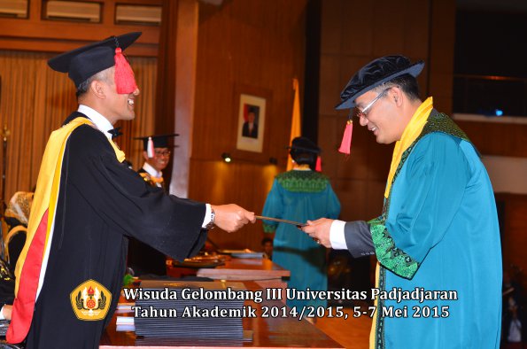 Wisuda Unpad Gel III TA 2014_2015  Fakultas Hukum oleh Dekan-008
