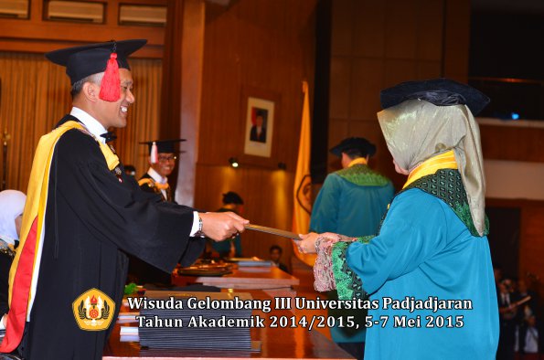Wisuda Unpad Gel III TA 2014_2015  Fakultas Hukum oleh Dekan-009