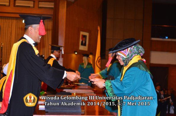Wisuda Unpad Gel III TA 2014_2015  Fakultas Hukum oleh Dekan-011