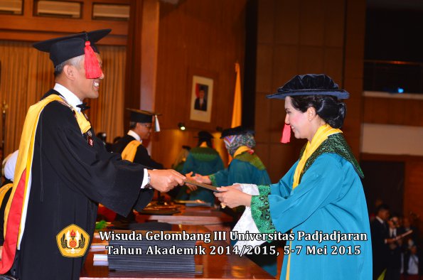 Wisuda Unpad Gel III TA 2014_2015  Fakultas Hukum oleh Dekan-012