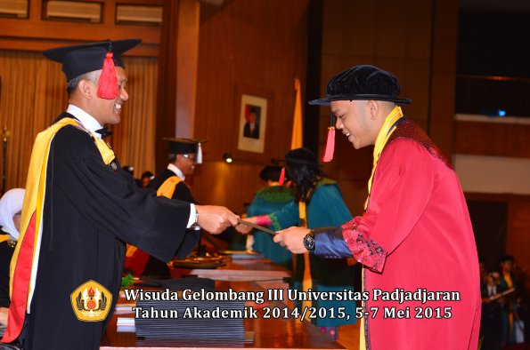 Wisuda Unpad Gel III TA 2014_2015  Fakultas Hukum oleh Dekan-014