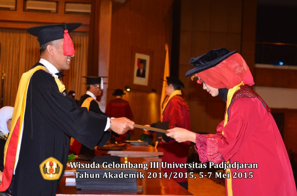 Wisuda Unpad Gel III TA 2014_2015  Fakultas Hukum oleh Dekan-016