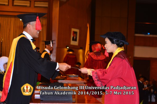 Wisuda Unpad Gel III TA 2014_2015  Fakultas Hukum oleh Dekan-017