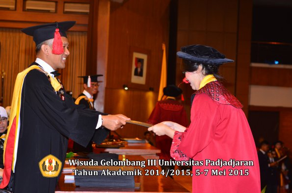 Wisuda Unpad Gel III TA 2014_2015  Fakultas Hukum oleh Dekan-020