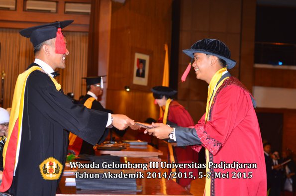 Wisuda Unpad Gel III TA 2014_2015  Fakultas Hukum oleh Dekan-021