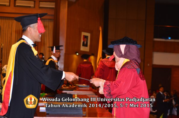 Wisuda Unpad Gel III TA 2014_2015  Fakultas Hukum oleh Dekan-022