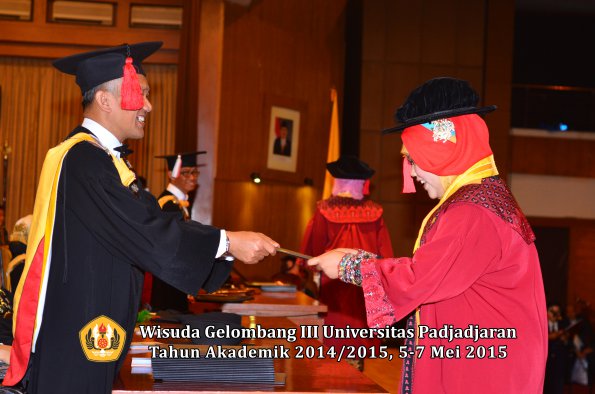 Wisuda Unpad Gel III TA 2014_2015  Fakultas Hukum oleh Dekan-024