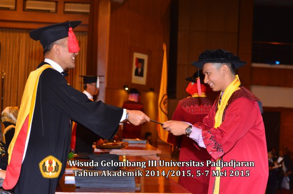 Wisuda Unpad Gel III TA 2014_2015  Fakultas Hukum oleh Dekan-025