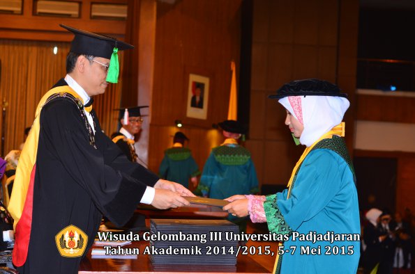 Wisuda Unpad Gel III TA 2014_2015  Fakultas Kedokteran oleh Dekan 020