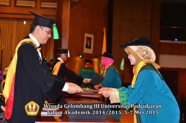 Wisuda Unpad Gel III TA 2014_2015  Fakultas Kedokteran oleh Dekan 025