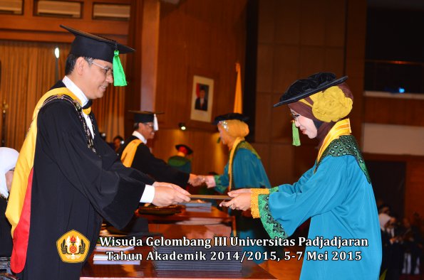 Wisuda Unpad Gel III TA 2014_2015  Fakultas Kedokteran oleh Dekan 033
