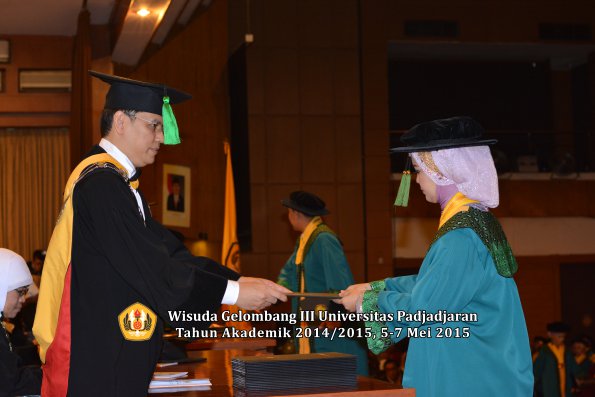 Wisuda Unpad Gel III TA 2014_2015  Fakultas Kedokteran oleh Dekan 036