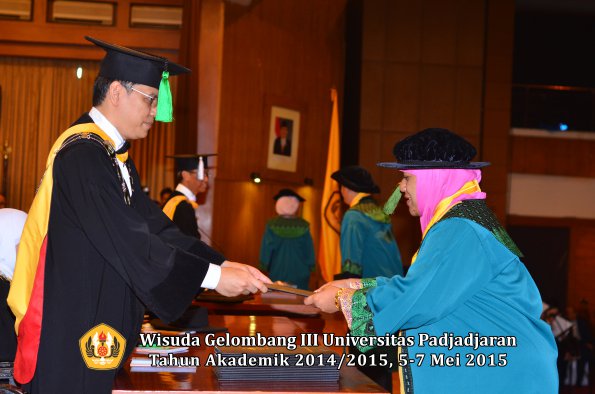 Wisuda Unpad Gel III TA 2014_2015  Fakultas Kedokteran oleh Dekan 038