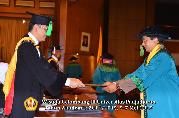 Wisuda Unpad Gel III TA 2014_2015  Fakultas Kedokteran oleh Dekan 039