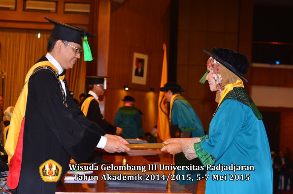 Wisuda Unpad Gel III TA 2014_2015  Fakultas Kedokteran oleh Dekan 040