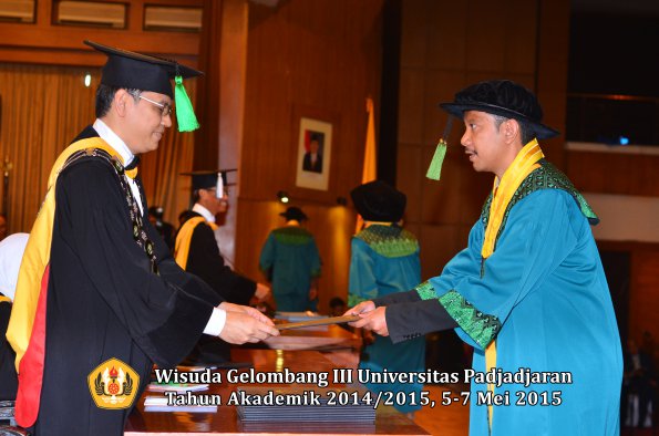 Wisuda Unpad Gel III TA 2014_2015  Fakultas Kedokteran oleh Dekan 041