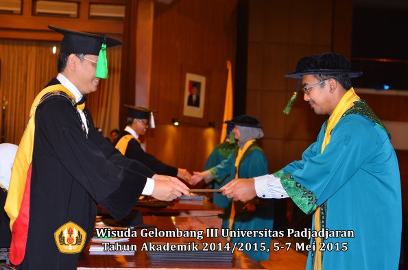 Wisuda Unpad Gel III TA 2014_2015  Fakultas Kedokteran oleh Dekan 044