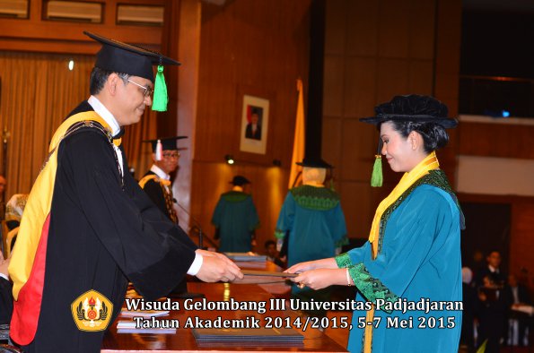 Wisuda Unpad Gel III TA 2014_2015  Fakultas Kedokteran oleh Dekan 050