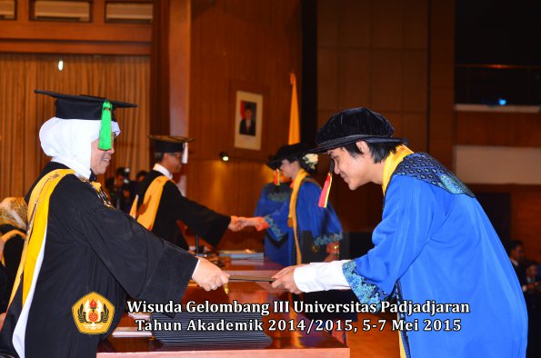 Wisuda Unpad Gel III TA 2014_2015 Fakultas Mipa oleh Dekan  012