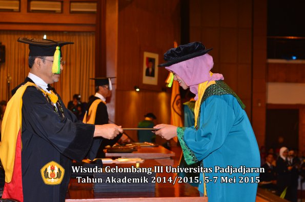 Wisuda Unpad Gel III TA 2014_2015  Fakultas Ilmu Komunikasi oleh Dekan  008