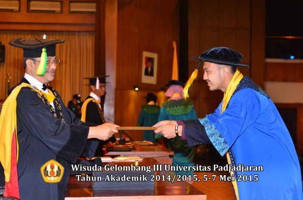 Wisuda Unpad Gel III TA 2014_2015  Fakultas Ilmu Komunikasi oleh Dekan  009