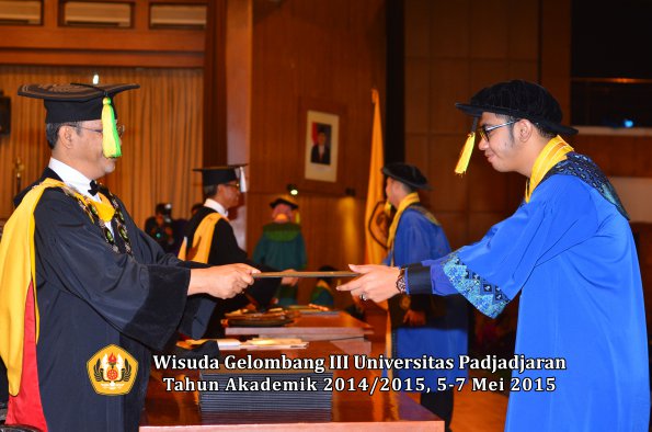 Wisuda Unpad Gel III TA 2014_2015  Fakultas Ilmu Komunikasi oleh Dekan  010