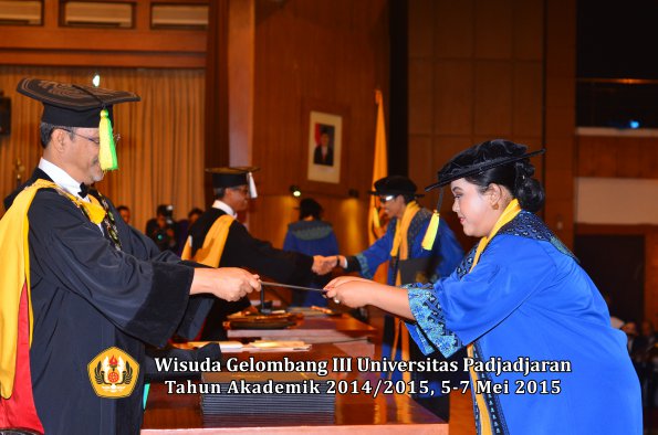 Wisuda Unpad Gel III TA 2014_2015  Fakultas Ilmu Komunikasi oleh Dekan  013
